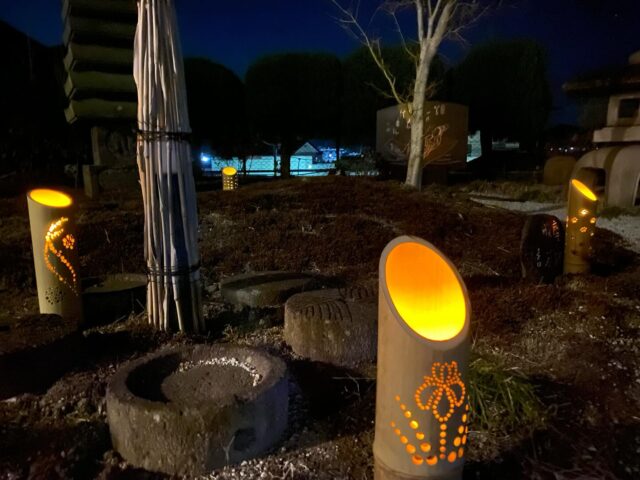 竹灯篭(とうろう)やってます🕯️
昼間の強風も止み、今は無風✨暖かいです。
空を見上げれば満点の星🌠
23:30〜24:30ころまで除夜の鐘やります!
どなたでもおつきいただけます。
この最高のロケーションの中で厄を落とし、新年を迎えましょう🙏