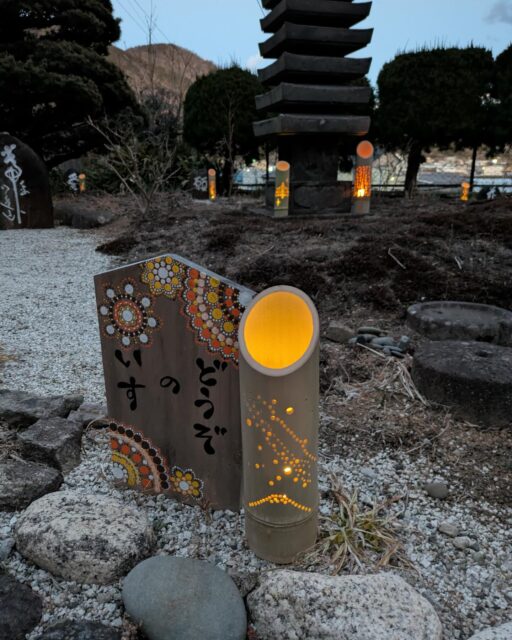 照江寺境内にて
龍神祭「竹灯ろうライトアップ」やってます🕯️
日没〜20時まで、2月14日までの実施です。
散策自由です、ぜひお越しくださいませ😊
明日2月9日(日)10時より、龍神祭最終日となります🐉
昨年の年神、龍神様🐲へのお礼参りにぜひお越しください🙏